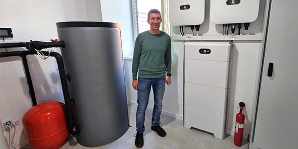 Dorin Flerseriu, entrepreneur and renewable energy enthusiast from Alba Iulia is proud of his solar heaters and photovoltaics, heat pump and heat recovery unit. He was surprised to find many of such installations during the study visit to Oslo in January 2024.