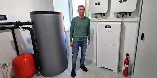 Dorin Flerseriu, entrepreneur and renewable energy enthusiast from Alba Iulia is proud of his solar heaters and photovoltaics, heat pump and heat recovery unit.  He was surprised to find many of such installations during the study visit to Oslo in January 2024.