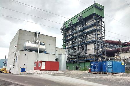 Tre dampkjeler (til høyre på bildet) utnytter varme avgasser til å produsere damp, som går til dampturbin og generator i bygget til venstre på bildet. Foto: Thor Brønlund, Norsk Energi.  